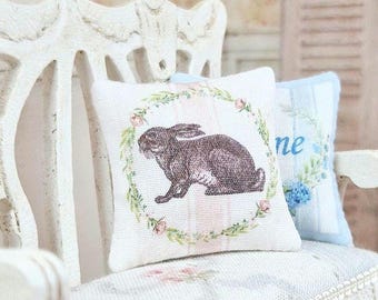 Miniatura de casa de muñecas, cojín de conejo de primavera, almohada para casa de muñecas, decoración de conejo francés, tela de rayas rosas, estilo rústico shabby chic, escala 1:12