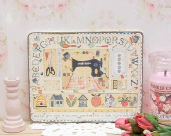 Miniatura de casa de muñecas, muestrario del alfabeto, placa de máquina de coser, letrero de mercería, casa de muñecas, cuarto de costura, estilo rústico shabby chic, escala 1:12