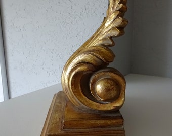 Gilded acanthus wall sconce with shelf