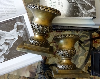 Acanthus decorative urn bookends