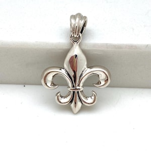 Colgante Bali con flor de lis de plata de ley