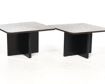 Deux tables basses en ardoise, avec structure en frêne noir.