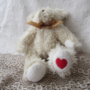 vintage beige Bär, schwedischer Teddybär, Stofftier Schweden, Bär mit Herz