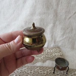 Liten mässingskruka med lock, liten kruka i mässing med tre ben, 2 miniatyrer i mässingskruka
