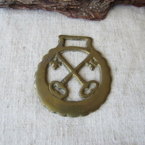 Horse Brass wth keys, Vintage Crossed Keys Horse Brass, vintage horse tack