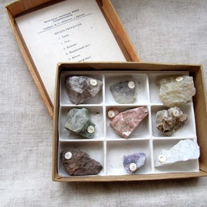Mineralenset, ruwe gesteentemonsters in doos, genummerde geologieset, vintage