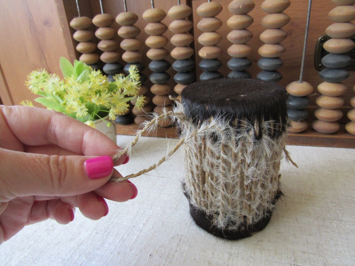 Handmade African Goat Skin Drum: Vintage Musical Instrument, foto 4 di 5
