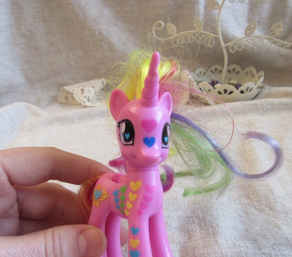 Petit Poney Serie Rainbow Power Princess Cadance de My Little Pony Hasbro  jouet en plastique jouet animal poney princesse SANS LES AILES -  France