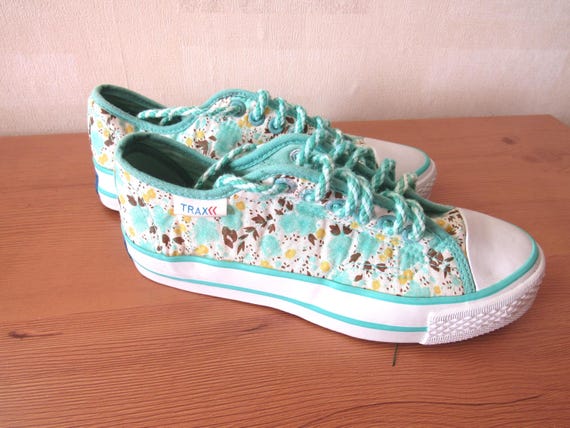 Vintage sneakers floral canvas sneakers, size 5 TRAXX