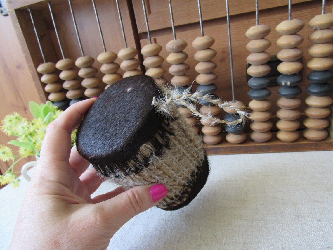 Handmade African Goat Skin Drum: Vintage Musical Instrument, foto 2 di 5