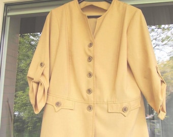 Chaqueta vintage de lino amarillo pálido, prenda exterior minimalista y retro.