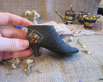 Queen of hearts black small boot by Raine Willittis Design Just The Right Shoe JTRS Miniature 25325 Beverly Feldman shoe