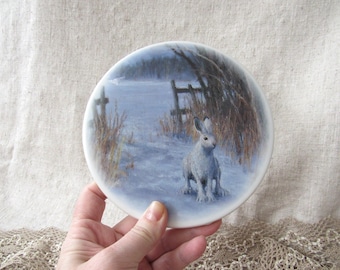 Ceramic Hare Plate: Vintage Countryside Wall Decor