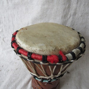 Tambour djembé africain, tambour djembé sculpté à la main, tambour djembé fait main d&#39;Afrique de l&#39;Ouest