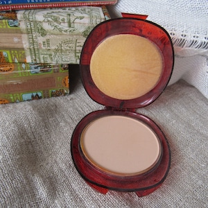 Cipria compatta vintage realizzata in URSS negli anni '70. Custodia per cipria color mogano con disegno in oro. Specchio vintage e cipria inutilizzati, regalo per donna.