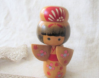 Bambola Kokeshi in legno d&#39;epoca: Kimono floreale dipinto a mano