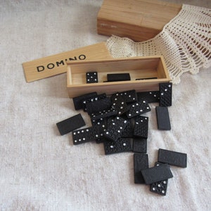 Vintage dominospel: 28-delige set in houten kist