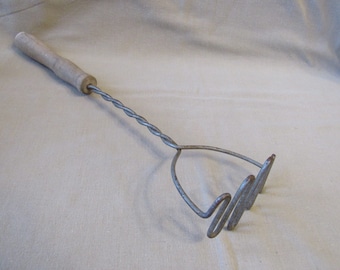 Machacador de patatas vintage: utensilio de cocina rústico con mango de madera