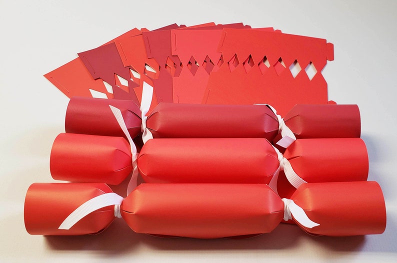 24 X make your own Christmas cracker kit hats snaps crackers jokes