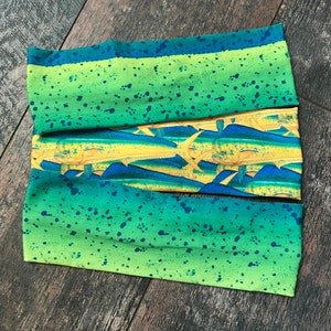 Può includere: Tre fasce per capelli con motivo verde, blu e giallo con un design a pesce. Le fasce sono realizzate in un tessuto morbido ed elastico.
