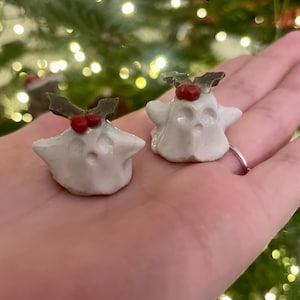 Spökfigur, keramiskt spöke, keramisk figur, miniatyrkeramik, juldekor, julspöke, litet spöke, festligt spöke
