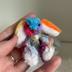 Peluche lapin, petite peluche, nounours articulé, lapin articulé miniature, objet de collection, patchwork, cadeau d&#39;anniversaire, cadeau mignon, compagnon de bureau, Pâques
