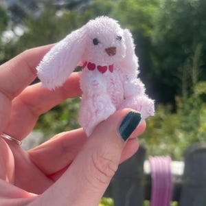 Peluche lapin, petite peluche, nounours articulé, lapin articulé miniature, objet de collection, patchwork, cadeau d&#39;anniversaire, cadeau mignon, compagnon de bureau, Pâques