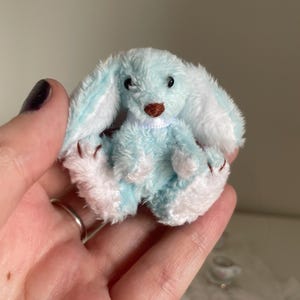 Peluche lapin, petite peluche, nounours articulé, lapin articulé miniature, objet de collection, patchwork, cadeau d&#39;anniversaire, cadeau mignon, compagnon de bureau, Pâques