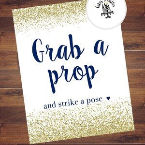 Bruiloft Photo Booth Prop Sign - Pak een Prop Strike A Pose - Marine en Goud - Afdrukbaar Bruiloft Receptie Teken - Instant Digitale Download