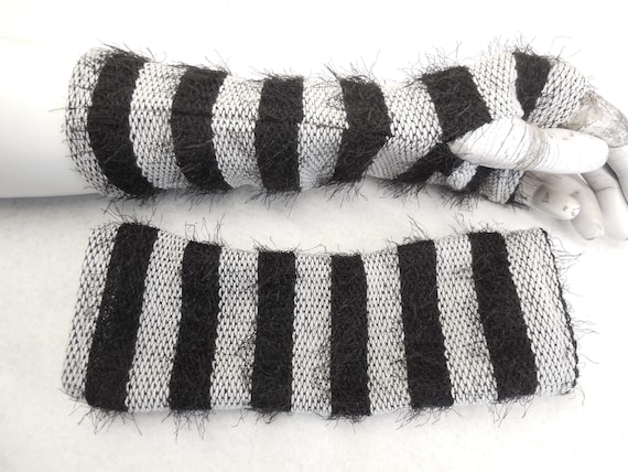 weiche graue Armstulpen Strickjersey Streifen warme Handschuhe, ideal zu Kleidern, unter oder über einen Pulli, das beliebte Geschenk
