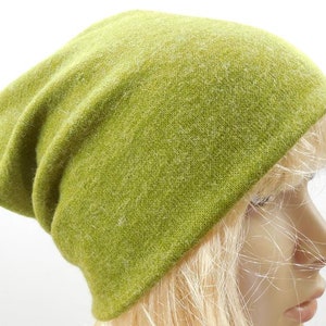 Puede incluir: Un gorro de punto verde suave y holgado.