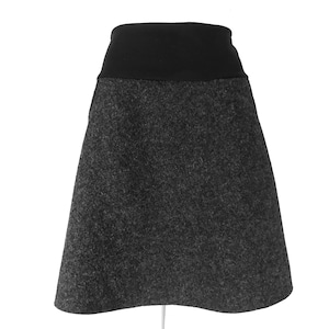 K&ouml;nnte beinhalten: Ein schwarzer und grauer A-Linienrock mit einem schwarzen Bund.