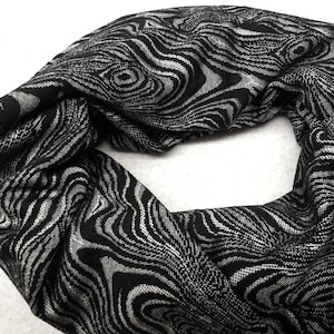 Può includere: Sciarpa infinita a motivo bianco e nero con un design a spirale marmoreo.