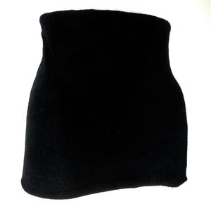 Puede incluir: Diadema de forro polar negro para clima frío.