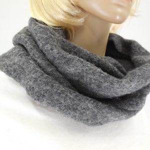 Può includere: Una sciarpa grigia a collo alto realizzata in morbido materiale soffice.