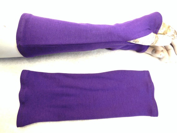 weiche lila Armstulpen aus Baumwolle, warme Handschuhe, ideal zu kurzärmligen Kleidern, unter, über einen Pulli, Ube das beliebte Geschenk