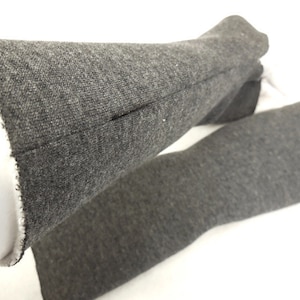 Light gray gloves for jogging and sleeping  Ideal for dresses or a thin sweater  These chic gloves are open gloves