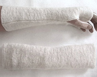 Witte warme handschoenen,   Ideaal voor jurken of over een dunne trui  Het populaire geschenk  Elastisch, licht gevormd en past goed bij