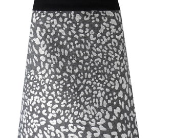 Soft and stretchy skirt, beautiful feminine form wonderful comfortable skirt through the double band with pleasant fits inside gift in black