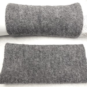 以下が含まれることがあります： 灰色のフェルト製のリストウォーマー2つ。リストウォーマーは柔らかくふわふわした素材で作られています。