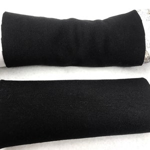 以下が含まれることがあります： 黒い布製の腕カバー2つ。腕カバーは柔らかく伸縮性のある素材で作られており、寒い天候でも腕を暖かく保つのに最適です。