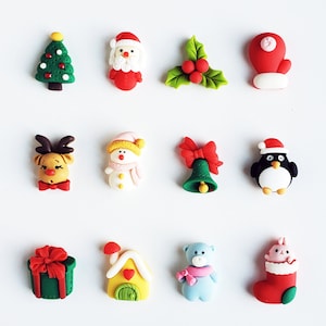 Puede incluir: Un conjunto de 12 adornos navideños de arcilla polimérica. Los adornos presentan una variedad de diseños, que incluyen un árbol de Navidad, Santa Claus, un muñeco de nieve, un reno, un pingüino, una campana, una casa, un oso, un conejito y una media.