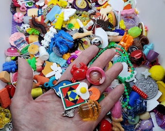 TRINKET EXTRAVAGANZA! - 659 Pieces! - No duplicates - One of every medium sized item we have - Ideal for making your own sets