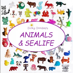 以下が含まれることがあります： カラフルなプラスチック製の動物と海の生き物のフィギュアのコレクション。フィギュアは、"Dinky Doodads ANIMALS & SEALIFE"というテキストが書かれた白い楕円形の周りに円形に配置されています。