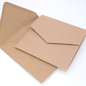 Tarjeta de invitación de boda plegable de bolsillo de papel Kraft Square 143 x 143 mm Tarjeta plegada de aterrizaje con sobre a juego