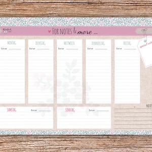 Könnte beinhalten: Ein weißer Wochenplaner mit einem rosa-grauen Blumenmuster. Der Planer hat Abschnitte für jeden Tag der Woche, einschließlich Montag, Dienstag, Mittwoch, Donnerstag, Freitag, Samstag und Sonntag. Es gibt auch einen Abschnitt für besondere Notizen. Der Planer hat oben ein rosa Banner mit der Aufschrift "FOR NOTES & more..."