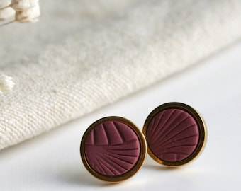 EARRING for woman in polymer clay, beet color with black sand line pattern, cercle ear studs on gold plated stud, sterling stem.