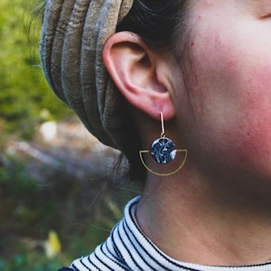 EARRING acetate boho for women, black marbre cercle acetate on half cercle with long gold plated hook.