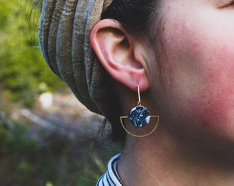 EARRING acetate boho for women, black marbre cercle acetate on half cercle with long gold plated hook.