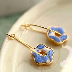 Mini-Creolen mit Kirschblütenmotiv, aus Polymerclay, blau, gold oder silber bemalt, auch für empfindliche Ohren geeignet.